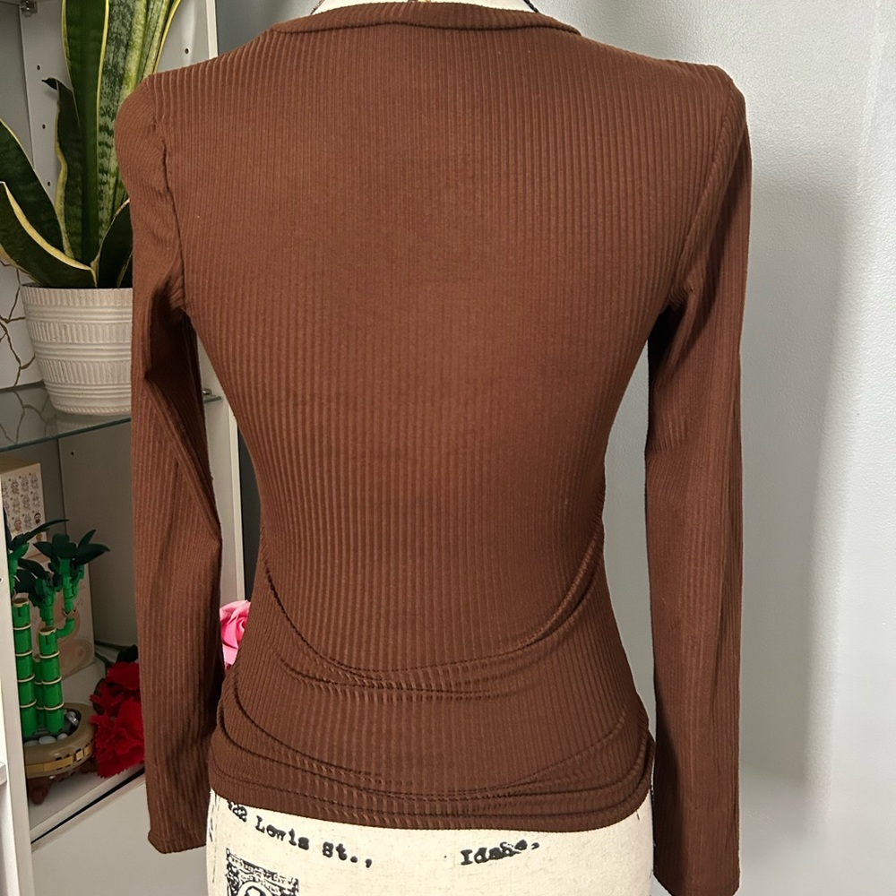 Express Fitting Ribbed Brown Top - Picture 2 of 2
